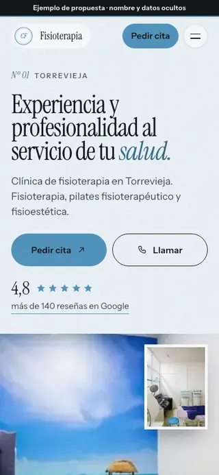Captura de la web de clínica de fisioterapia en Torrevieja, en el móvil. Nombre y datos ocultos.