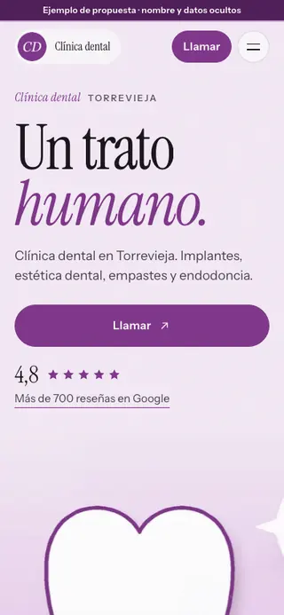 Captura de la web de clínica dental en Torrevieja, en el móvil. Nombre y datos ocultos.