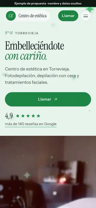 Captura de la web de centro de estética en Torrevieja, en el móvil. Nombre y datos ocultos.