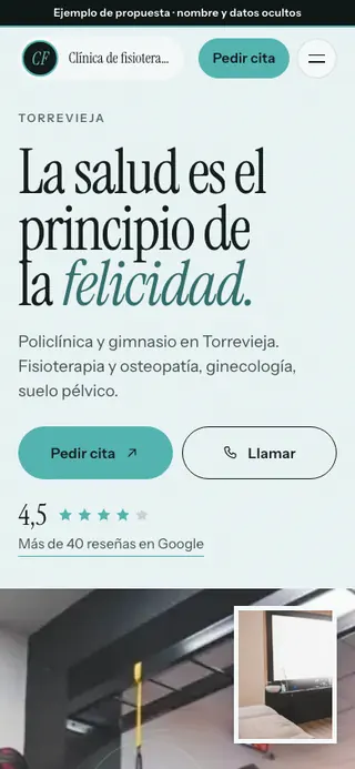 Captura de la web de clínica de fisioterapia en Torrevieja, en el móvil. Nombre y datos ocultos.