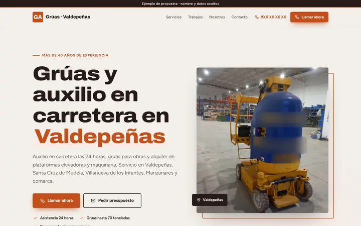Captura de la web de grúas y asistencia 24 h en Valdepeñas, en el ordenador. Nombre y datos ocultos.