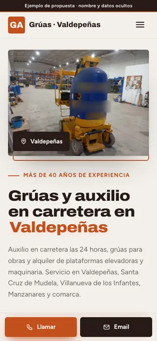 Captura de la web de grúas y asistencia 24 h en Valdepeñas, en el móvil. Nombre y datos ocultos.