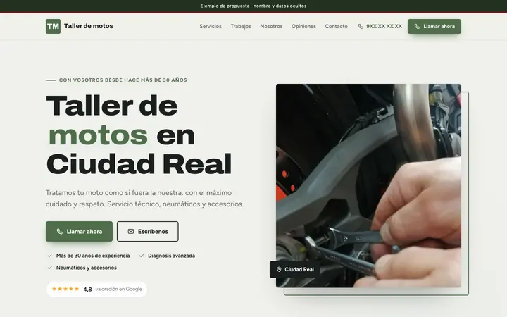 Captura de la web de taller y tienda de motos en Ciudad Real, en el ordenador. Nombre y datos ocultos.